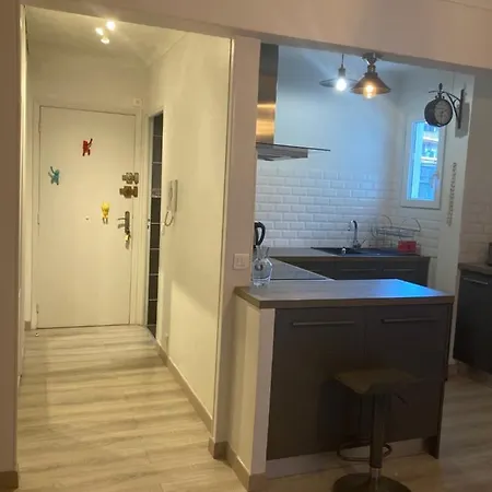 : Le Landelle, Studio, 10 Minutes Gare Apartment *