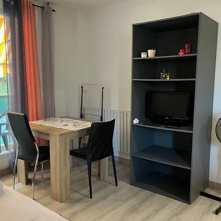 : Le Landelle, Studio, 10 Minutes Gare Apartment